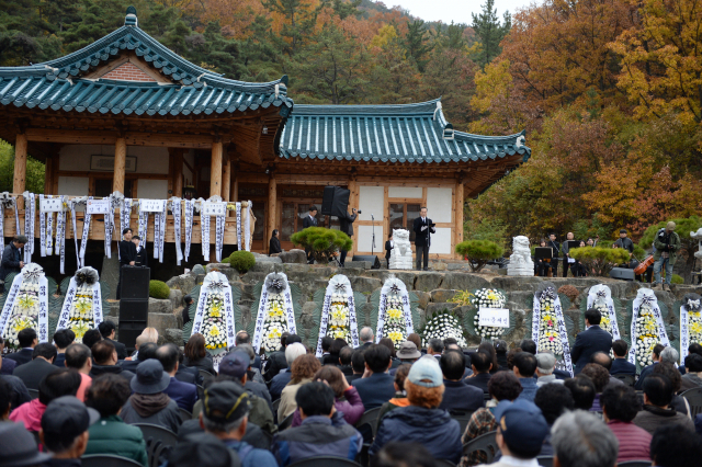 고 신성일 추도식이 7일 영천시 괴연동 한옥 앞마당에서 배우 안재욱의 사회로 열리고 있다. 민병곤 기자