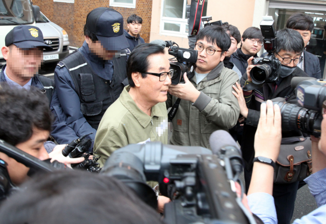7일 오전 전북 전주시 덕진구 전주지검에서 잠적 8년 만에 검거된 최규호 전 전북교육감이 교도소로 이동하고 있다. 연합뉴스