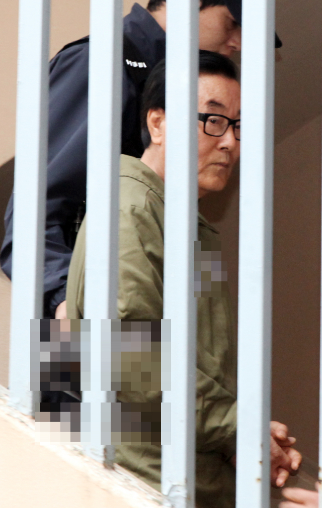 7일 오전 전북 전주시 덕진구 전주지검에서 잠적 8년 만에 검거된 최규호 전 전북교육감이 교도소로 이동하고 있다. 연합뉴스