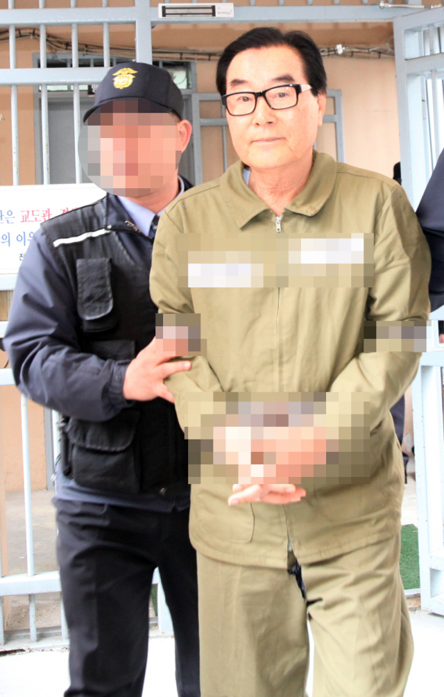 7일 오전 전북 전주시 덕진구 전주지검에서 잠적 8년 만에 검거된 최규호 전 전북교육감이 교도소로 이동하고 있다. 연합뉴스