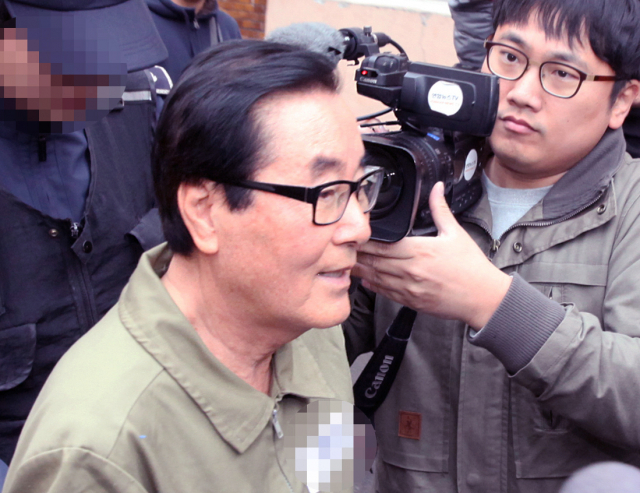 잠적 8년 만에 검거된 최규호 전 전북교육감이 7일 오전 전북 전주시 덕진구 전주지검에서 교도소로 이동하고 있다. 연합뉴스
