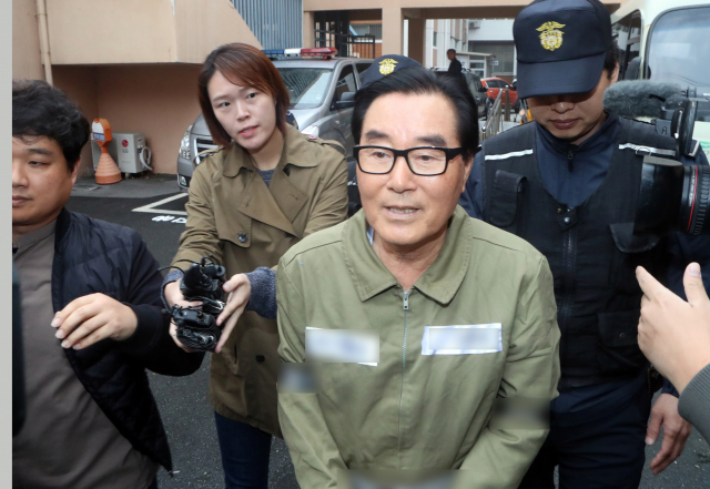잠적 8년 만에 검거된 최규호 전 전북교육감이 7일 오전 전북 전주시 덕진구 전주지검에서 취재진 질문을 받고 있다. 연합뉴스