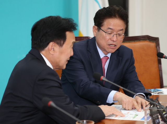 지역 예산관련 협조를 위해 이철우 경북지사가 5일 오후 국회를 방문해 바른미래당 손학규 대표를 예방하고 있다. 연합뉴스