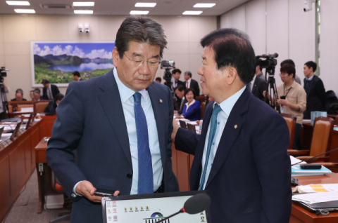26일 오전 국회에서 열린 외교통일위원회의 외교부 등 국정감사가 증인 불출석사유서를 제출한 윤병세 전 장관에게 동행명령장을 발부하는 문제로 잠시 정회하자 강석호 위원장(왼쪽)과 더불어민주당 박병석 의원이 대화하고 있다. 연합뉴스