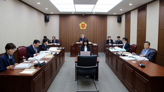 대구시의회 기획행정위원회(위원장 임태상)는 7일 대구시 재난안전실에 대한 행정사무감사에서 대구시의 재난대응태세 및 각종 안전시책에 대해 집중 점검하고 안전관리에 최선을 다해 줄 것을 주문했다. 대구시의회 제공