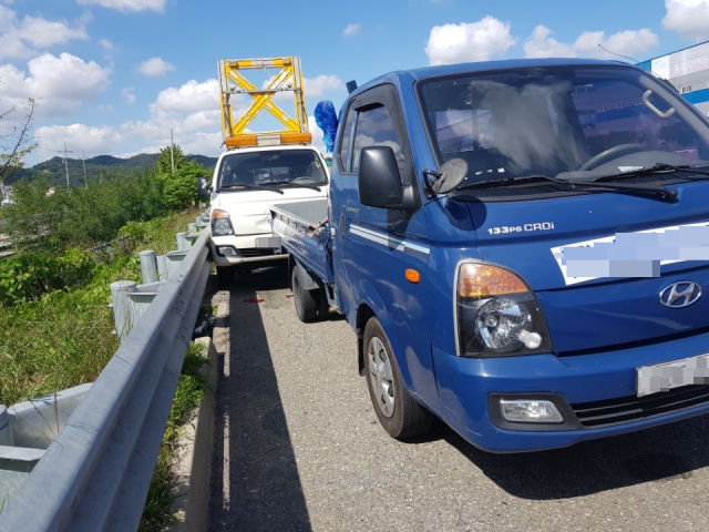 지난 12일 오후 1시 57분께 경부고속도로 하행선 죽암휴게소 인근에서 SUV 승용차에 들이받힌 가드레일 보수 차량에 속도가 붙자 옆을 지나던 화물차가 앞을 가로막아 추가 사고를 막았다. 연합뉴스