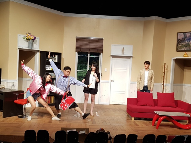 바람피다 딱 걸린 다섯 남녀의 기막힌 스캔들을 다룬 코믹 연극