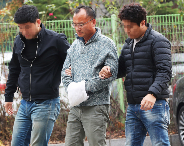 폭행과 강요, 마약류 관리에 관한 법률 위반 등의 혐의로 체포된 양진호 한국미래기술 회장이 7일 오후 경기도 수원시 경기남부지방경찰청으로 압송되고 있다. 연합뉴스