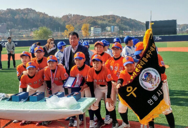 경산 리틀야구단이 2018년 안동웅부기 전국리틀야구대회에서 우승을 차지하고 기념 사진을 찍었다. 경산 리틀야구단 제공