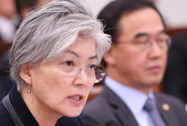 강경화 외교부 장관이 8일 오전 국회 외교통일위원회의 외교부, 통일부 소관 내년도 예산안을 논의하는 전체회의에서 의원들의 질의에 답하고 있다. 연합뉴스