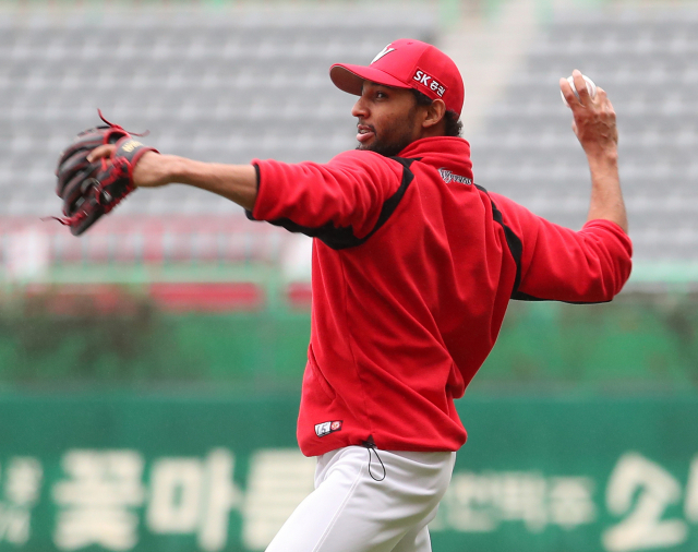 전국적으로 가을비가 내린 8일 오후 2018 프로야구 한국시리즈 4차전 두산 베어스 대 SK 와이번스의 경기가 예정된 인천 미추홀구 SK행복드림구장에서 SK 산체스가 워밍업을 하고 있다. 연합뉴스