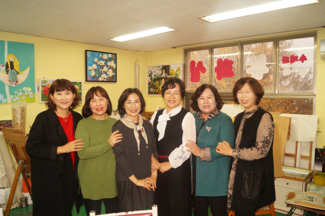 열정 하나로 똘똘 뭉친 뷰 그림 동아리 회원들. 사진 왼쪽부터 김영애, 박주현, 신경숙, 정경연, 김태진, 김형선 씨. 전병용 기자