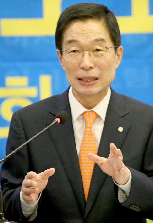 임종식 경북도교육감은 8일 대구경북 중견언론인모임 아시아포럼21 초청 릴레이정책토론회에서 발언을 하고 있다.