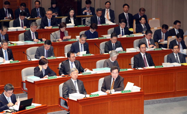 6일 국회에서 열린 예산결산특별위원회 전체회의에서 국무위원들이 참석하고 있다. 연합뉴스