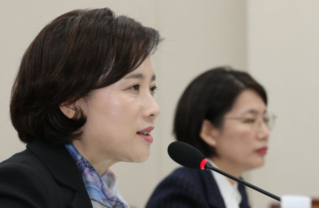 유은혜 사회부총리 겸 교육부 장관이 8일 오전 열린 국회 교육위원회 전체회의에서 의원 질의에 답변하고 있다. 연합뉴스