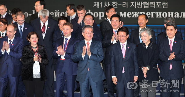 문재인 대통령이 8일 오후 포항 포스텍 체육관에서 열린 