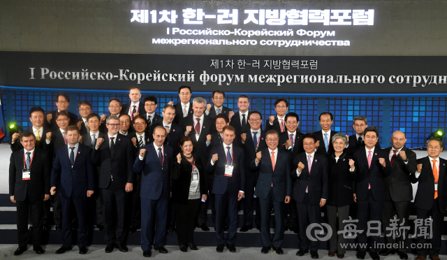 문재인 대통령이 8일 오후 포스텍 체육관에서 열린 