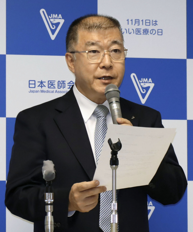 7일 도쿄(東京)도내에서 열린 기자회견에서 결핵(BCG) 백신 첨부용액(생리식염수 주사용제)에서 독성물질인 비소가 기준치 이상 검출된 것과 관련해 일본의사회 관계자가 일본 정부가 인지 후 석달이나 지난 시점에서 사실을 늑장공표했다며 항의하고 있다. 연합뉴스