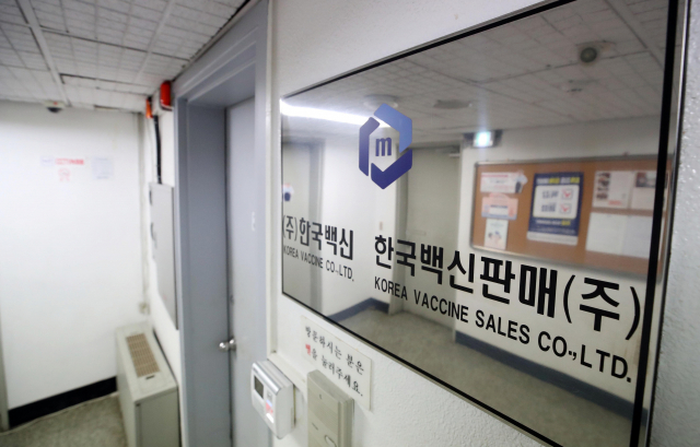 식품의약품안전처는 일본에서 제조한 도장형(경피용) 결핵백신의 첨부용액에서 기준을 초과한 비소가 검출돼 해당 제품을 회수했다고 7일 밝혔다. 이번 조치는 일본 후생성이 1세 미만 영아에게 접종하는 BCG 백신의 첨부용액(생리식염수 주사용제)에서 기준을 초과하는 비소가 검출돼 제품의 출하를 정지한 데 따른 것이다. 사진은 8일 오후 회수 대상 백신을 수입한 서울 송파구의 한국백신상사 모습. 연합뉴스