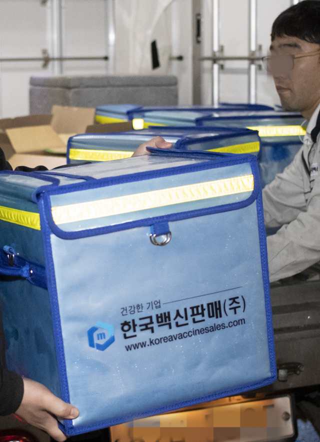 8일 오후 서울 송파구 한국백신상사에서 관계자들이 비소가 검출된 일본산 도장형(경피용) BCG 백신 관련 제품을 회수하고 있다. 이날 식품의약품안전처에 따르면 이번에 회수된 경피용 BCG 백신의 첨부용제에서 검출된 비소는 최대 0.039㎍(0.26ppm)으로 하루 허용량의 38분의 1수준이다. 연합뉴스