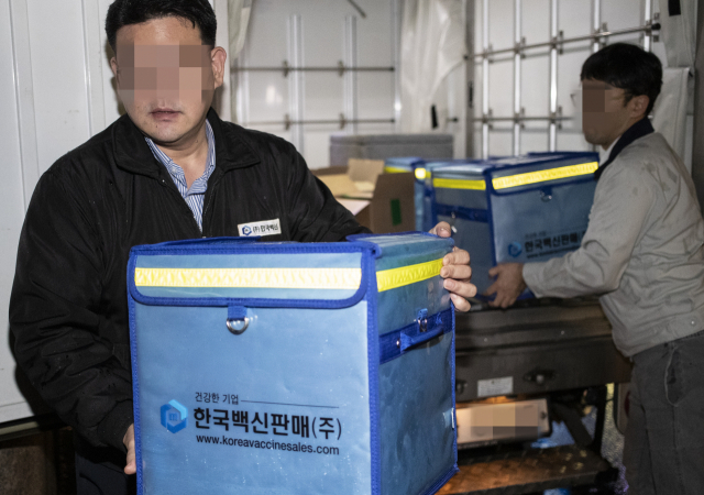 8일 오후 서울 송파구 한국백신상사에서 관계자들이 비소가 검출된 일본산 도장형(경피용) BCG 백신 관련 제품을 회수하고 있다. 이날 식품의약품안전처에 따르면 이번에 회수된 경피용 BCG 백신의 첨부용제에서 검출된 비소는 최대 0.039㎍(0.26ppm)으로 하루 허용량의 38분의 1수준이다. 연합뉴스