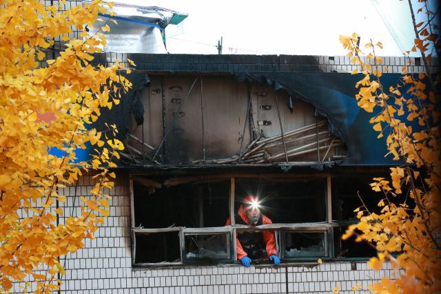 9일 오전 화재가 발생한 서울 종로구 관수동의 한 고시원에서 소방 관계자들이 사고 수습을 하고 있다. 연합뉴스