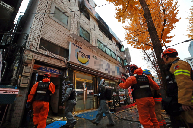 9일 오전 화재가 발생한 서울 종로구 관수동의 한 고시원에서 소방 관계자들이 사고 수습을 하고 있다. 연합뉴스
