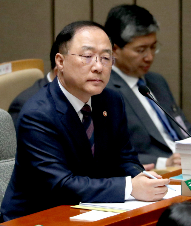홍남기 국무조정실장이 9일 오전 국회에서 열린 예산결산특별위원회 전체회의에 참석해 생각게 잠겨 있다. 홍 국무조정실장은 차기 경제부총리 하마평에 올라 있다. 연합뉴스