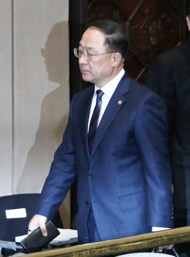 홍남기 국무조정실장이 9일 오전 국회에서 열린 예산결산특별위원회 전체회의가 정회되자 자리를 이동하고 있다. 홍 국무조정실장은 차기 경제부총리 하마평에 올라 있다. 연합뉴스