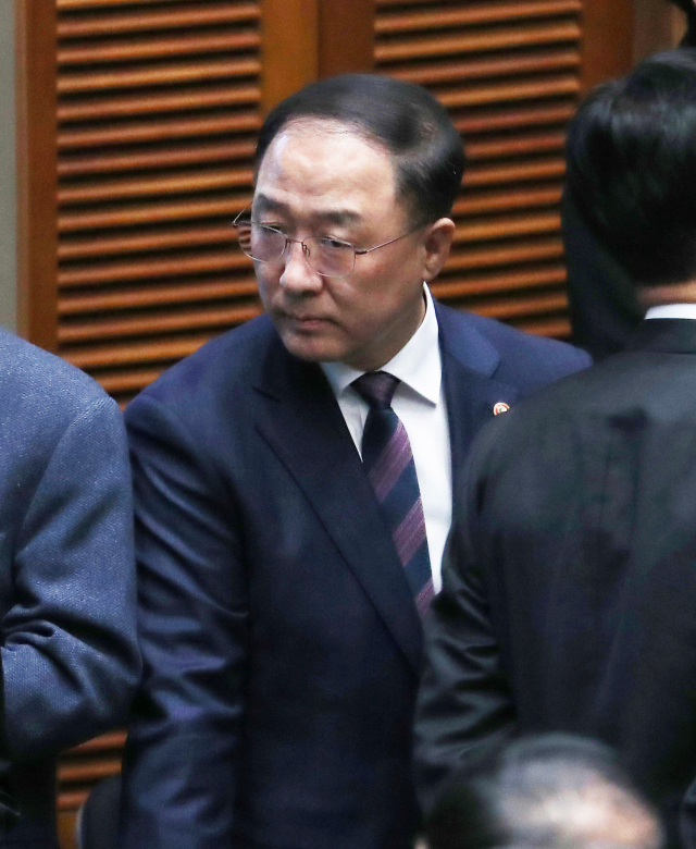 홍남기 국무조정실장이 9일 오전 국회에서 열린 예산결산특별위원회 전체회의가 정회되자 자리를 이동하고 있다. 홍 국무조정실장은 차기 경제부총리 하마평에 올라 있다. 연합뉴스
