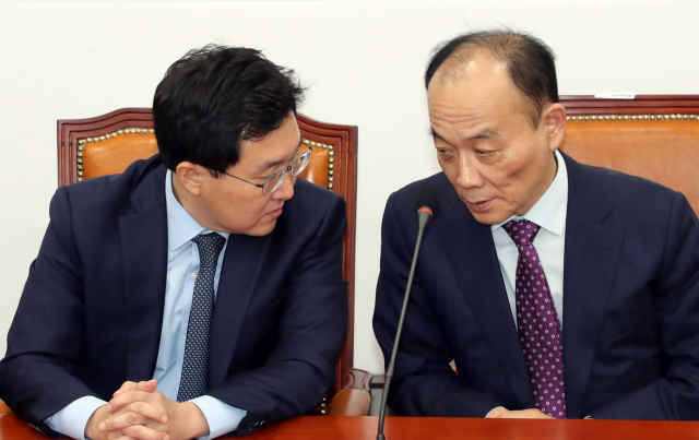 자유한국당 조직강화특별위원회 김용태 위원장과 전원책 변호사가 11일 국회에서 열린 기자간담회에서 대화하고 있다. 연합뉴스