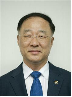 문재인 대통령이 9일 경제부총리 겸 기획재정부 장관에 홍남기 국무조정실장을 내정했다. 연합뉴스