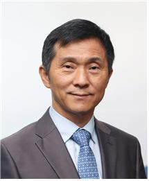 문재인 대통령이 9일 청와대 사회수석에 대통령 직속 정책기획위원회의 포용사회분과위원장 겸 미래정책연구단장인 김연명 중앙대학교 교수를 임명했다. 연합뉴스
