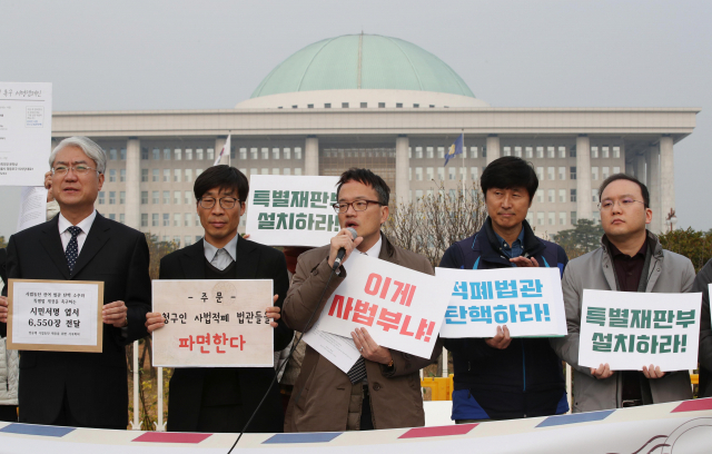 더불어민주당 박주민 의원(가운데)이 최근 서울 영등포구 여의도 국회 앞에서 열린 사법농단 해결 촉구 엽서 6,550장 국회 전달 기자회견에서 발언하고 있다. 연합뉴스