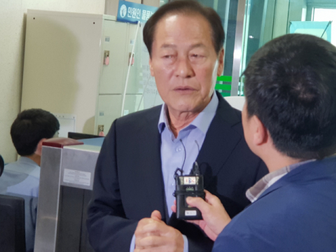 뇌물수수 등 혐의로 구속영장이 청구된 김영석 전 경북 영천시장이 18일 오후 구속 전 피의자 심문(영장실질심사)에 출석하기 위해 대구지법에 출석하고 있다. 연합뉴스