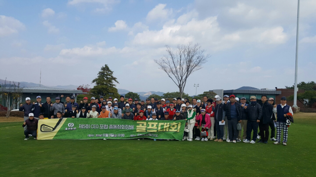 제5회 매일신문 CEO포럼 총동창회장배 골프대회가 9일 회원 82명이 참가한 가운데 포항오션힐스CC에서 열려 참가자들이 기념사진을 찍고 있다. 박승혁 기자