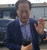 공무원 승진 대가로 뇌물을 받은 혐의를 받는 김영석 전 영천시장이 7일 오후 경산에 있는 경북지방경찰청 광역수사대 사무실로 조사를 받기 위해 들어가고 있다. 연합뉴스
