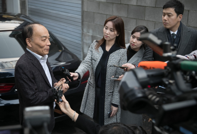 자유한국당 조강특위 위원에서 해촉된 전원책 변호사가 9일 오후 서울 마포구 동교동 자택 앞에서 취재진 질문에 답하고 있다. 연합뉴스