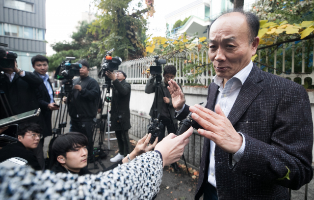자유한국당 조강특위 위원에서 해촉된 전원책 변호사가 9일 오후 서울 마포구 동교동 자택 앞에서 취재진 질문에 답하고 있다. 연합뉴스