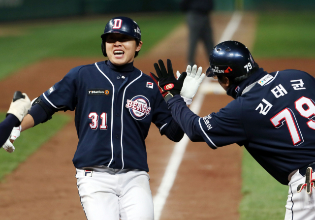 9일 인천 SK행복드림구장에서 열린 프로야구 2018 신한은행 MY CAR KBO 한국시리즈 4차전 SK 와이번스와 두산 베어스의 경기. 8회초 두산 공격 1사 1루 상황에서 두산 정수빈이 우익수 뒤 홈런을 친 뒤 홈으로 들어오고 있다. 점수는 두산이 1점 앞선 2-1. 연합뉴스