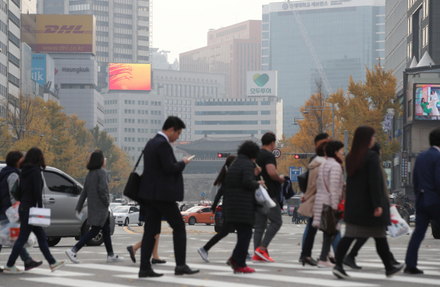 늦가을 비가 그치고 다시 미세먼지가 몰려올 것으로 예보된 9일 오후 서울 중구 세종대로 일대 도심이 뿌옇게 보이고 있다. 연합뉴스