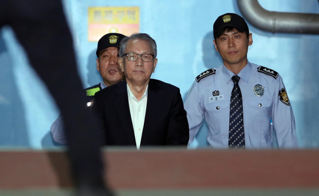 김기춘 전 청와대 비서실장이 5일 서초동 서울중앙지법에서 열린 박근혜 정부의 보수단체 불법지원(화이트리스트) 관련 선고 공판에서 징역 1년 6개월 실형을 선고받아 다시 구치소로 향하고 있다. 연합뉴스