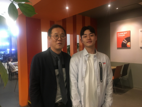 매일신문을 방문한 이승윤의 매니저 강현석 씨.