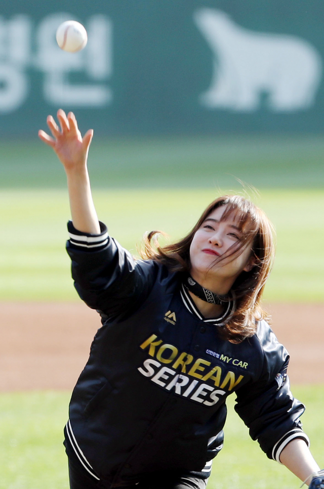 10일 오후 인천 SK행복드림구장에서 열린 2018 프로야구 한국시리즈 두산 베어스와 SK 와이번스의 5차전 경기. 배우 구혜선이 시구하고 있다. 연합뉴스