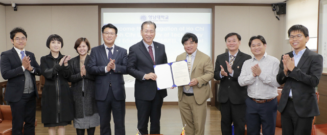 영남대가 베트남 국립 호치민기술사범대학교와 9일 교류 협약을 체결했다. 가운데 협약서를 든 사람이 영남대 서길수 총장과 호치민기술사범대학교 도반중 총장.