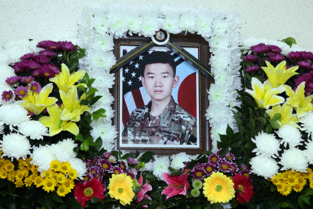 10일 부산 해운대구에 있는 부산국군병원 장례식장에 마련된 윤창호씨 빈소에 있는 영정 사진. 22살 청년인 윤씨는 군복무중인 지난 9월 만취 운전자가 몰던 차량에 치여 뇌사 상태에 빠졌고 음주 운전 처벌을 강화하는 내용의 