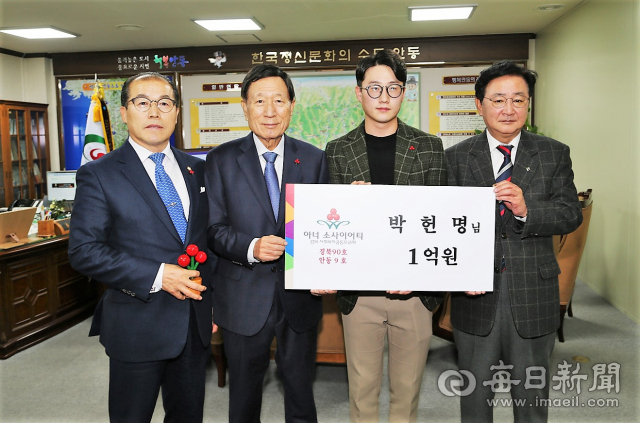 박헌명(오른쪽 두 번째) 씨가 경북 90호 아너소사이어티 회원으로 가입하고 기념사진을 찍고 있다. 안동시 제공