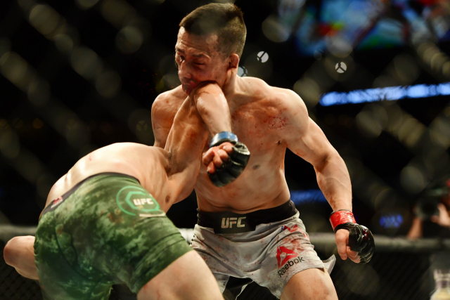 정찬성이 11일(한국시각) 미국 콜로라도주 덴버 펩시 센터에서 열린 UFC 파이트 나이트 139 페더급 메인이벤트 경기 5라운드 종료 직전 야이르 로드리게스(26·멕시코)의 팔꿈치 공격을 당하고 있다. USATODAY연합뉴스