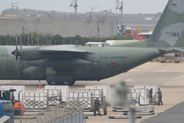 공군 C-130 수송기가 11일 오후 제주국제공항에서 제주산 감귤 50t을 싣고 있다. 정부는 지난 9월 평양정상회담 당시 북측이 송이버섯 2t을 선물한 것에 대한 답례로 제주산 감귤 200t을 11일과 20일 이틀에 걸쳐 북으로 보낸다. 연합뉴스