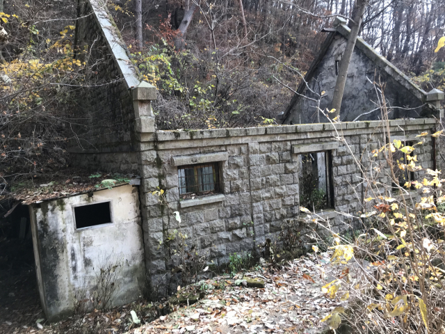 옛 고려산장 건물은 화재로 인한 것인듯 군데군데 그을음이 남았고, 지붕 등 시설은 모두 불타 사라져 뼈대만 간신히 남아있다. 등산로 한복판에 30년 넘게 방치돼 등산객들의 공포를 자아내고 있다. 김근우 기자